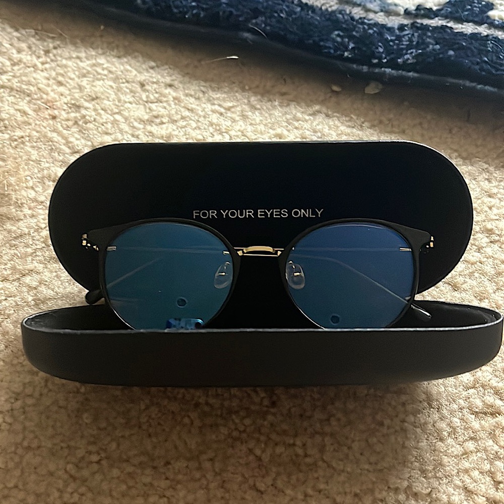 DUCO blue light blocking glasses in black, case included
